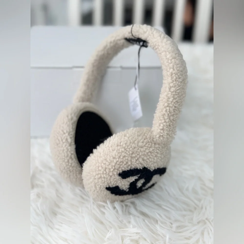 ❌ SOLD. ❌ CHANEL White Ivory Earmuffs with Black CC - Picture 3 of 5